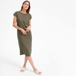 Everlane Women's Luxe Cotton Side-Slit Tee
Dress in Olive